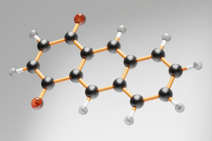 4-DMC Wirkung – 3D-Molekülmodell mit schwarzen, weißen und roten Atomkugeln auf hellem Hintergrund