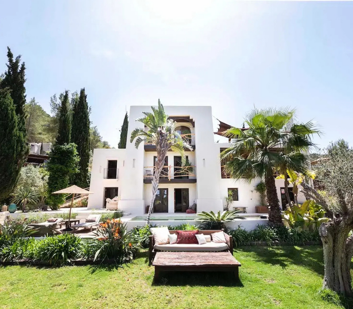 Ibiza Retreat for Leaders: weiße Finca mit Garten und Palmen auf Ibiza